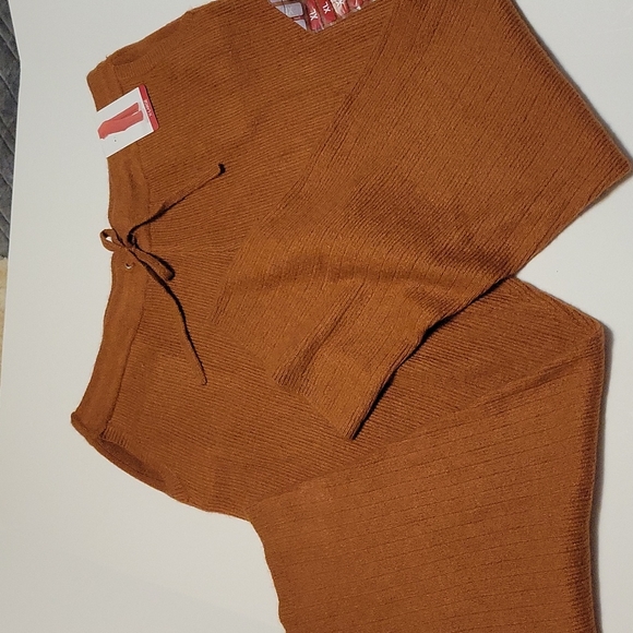DKNY Cashmere Blend Jogger Set - Picture 8 of 16